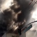 Kepulan asap besar terlihat dari kebakaran gudang di Los Angeles, Kamis (18/6/2026). (via Reuters TV)