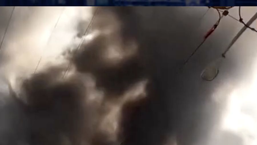 Kepulan asap besar terlihat dari kebakaran gudang di Los Angeles, Kamis (18/6/2026). (via Reuters TV)