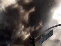 Kepulan asap besar terlihat dari kebakaran gudang di Los Angeles, Kamis (18/6/2026). (via Reuters TV)