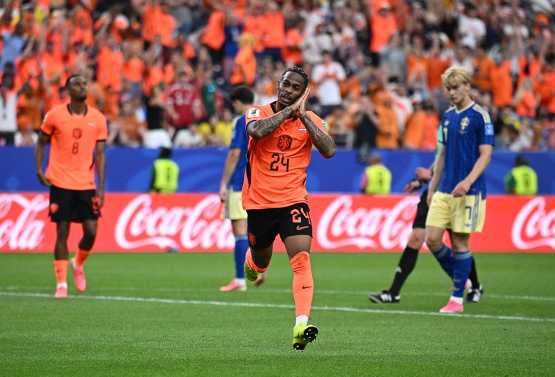 Pemain Belanda Crysencio Summerville merayakan gol setelah membobol gawang Swedia. (REUTERS/Annegret Hilse)