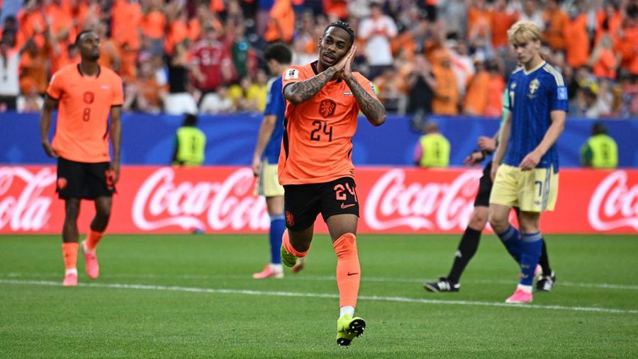 Pemain Belanda Crysencio Summerville merayakan gol setelah membobol gawang Swedia. (REUTERS/Annegret Hilse)