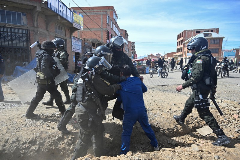 Pemerintah Bolivia mengambil langkah drastis untuk menghadapi krisis yang terus membesar setelah Presiden Rodrigo Paz pada Sabtu (20/6/2026) waktu setempat mengumumkan status keadaan darurat nasional. (REUTERS/Claudia Morales)