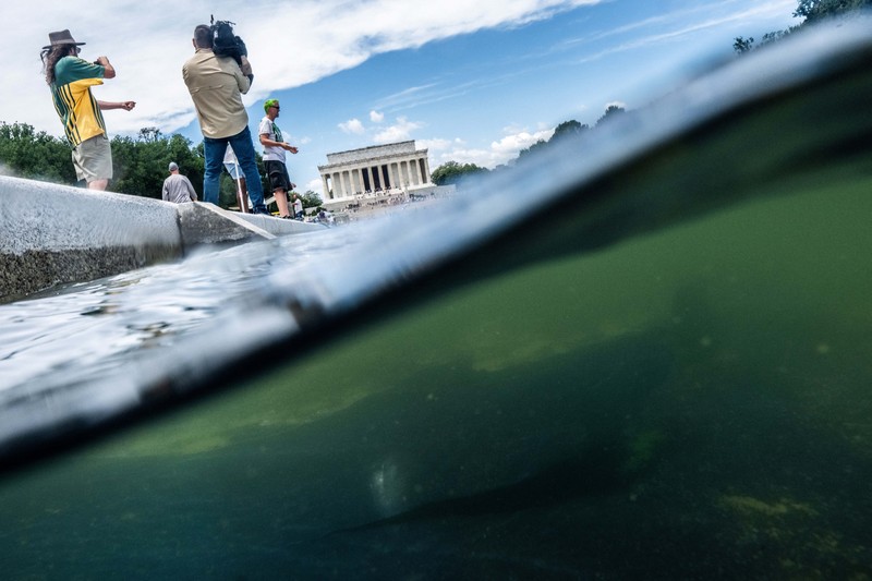 Petugas kebersihan menguras sebagian besar air di Kolam Refleksi Monumen Lincoln di Amerika Serikat setelah diduga menjadi objek tindakan vandalisme pada Minggu (21/6/2026). (REUTERS/Aaron Schwartz)