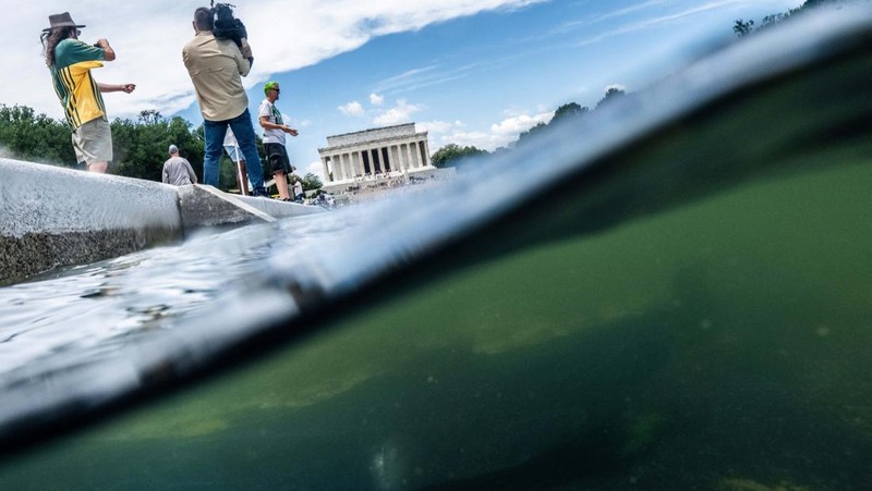 Petugas kebersihan menguras sebagian besar air di Kolam Refleksi Monumen Lincoln di Amerika Serikat setelah diduga menjadi objek tindakan vandalisme pada Minggu (21/6/2026). (REUTERS/Aaron Schwartz)