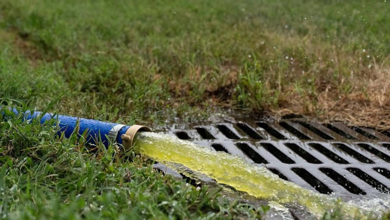Petugas kebersihan menguras sebagian besar air di Kolam Refleksi Monumen Lincoln di Amerika Serikat setelah diduga menjadi objek tindakan vandalisme pada Minggu (21/6/2026). (REUTERS/Aaron Schwartz)