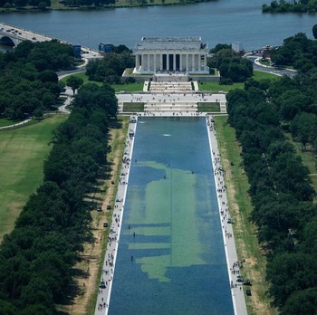 Petugas kebersihan menguras sebagian besar air di Kolam Refleksi Monumen Lincoln di Amerika Serikat setelah diduga menjadi objek tindakan vandalisme pada Minggu (21/6/2026). (REUTERS/Aaron Schwartz)