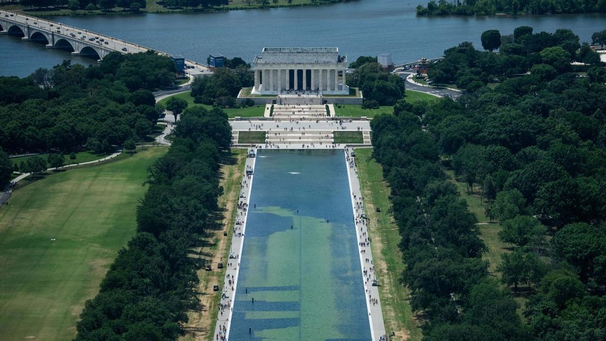 Penampakan Kolam Refleksi Monumen Lincoln Jadi Objek Vandalisme