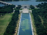 Petugas kebersihan menguras sebagian besar air di Kolam Refleksi Monumen Lincoln di Amerika Serikat setelah diduga menjadi objek tindakan vandalisme pada Minggu (21/6/2026). (REUTERS/Aaron Schwartz)