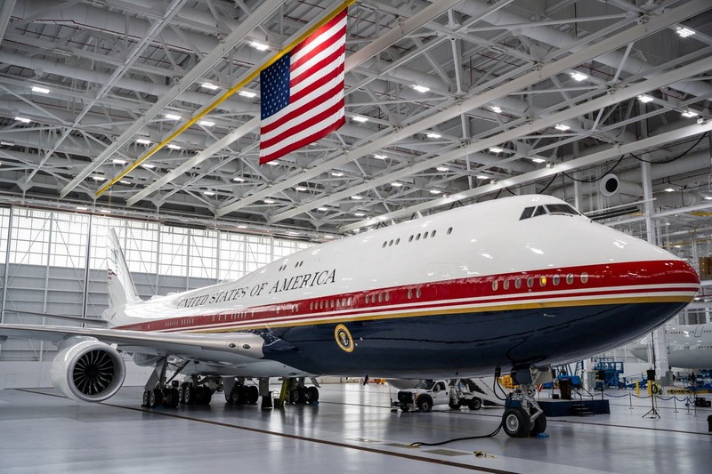 Presiden Amerika Serikat (AS) Donald Trump memamerkan pesawat kepresidenan Air Force One terbarunya. Jet jumbo yang dulunya milik pemerintah Qatar ini telah dikonversi menjadi pesawat resmi kepresidenan AS, Jumat (19/6/2026). (REUTERS/Elizabeth Frantz)