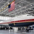 Presiden Amerika Serikat (AS) Donald Trump memamerkan pesawat kepresidenan Air Force One terbarunya. Jet jumbo yang dulunya milik pemerintah Qatar ini telah dikonversi menjadi pesawat resmi kepresidenan AS, Jumat (19/6/2026). (REUTERS/Elizabeth Frant