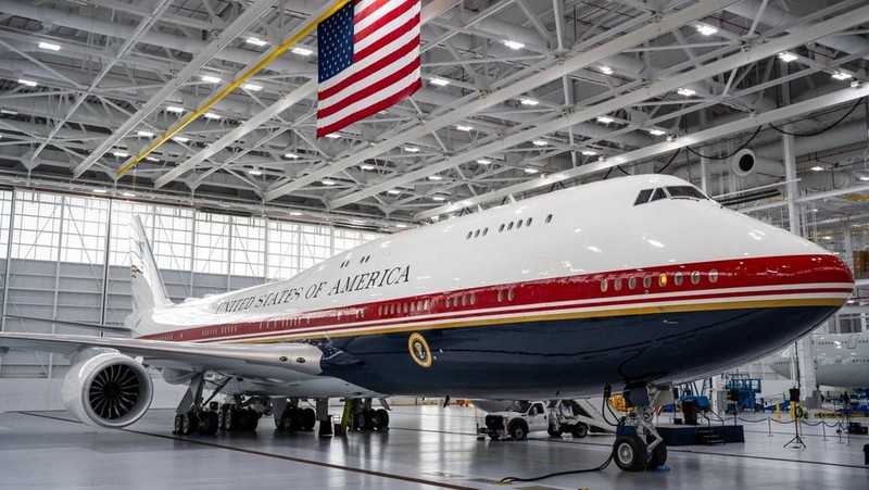 Presiden Amerika Serikat (AS) Donald Trump memamerkan pesawat kepresidenan Air Force One terbarunya. Jet jumbo yang dulunya milik pemerintah Qatar ini telah dikonversi menjadi pesawat resmi kepresidenan AS, Jumat (19/6/2026). (REUTERS/Elizabeth Frant