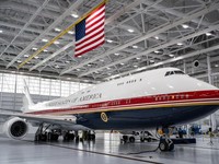 Presiden Amerika Serikat (AS) Donald Trump memamerkan pesawat kepresidenan Air Force One terbarunya. Jet jumbo yang dulunya milik pemerintah Qatar ini telah dikonversi menjadi pesawat resmi kepresidenan AS, Jumat (19/6/2026). (REUTERS/Elizabeth Frant