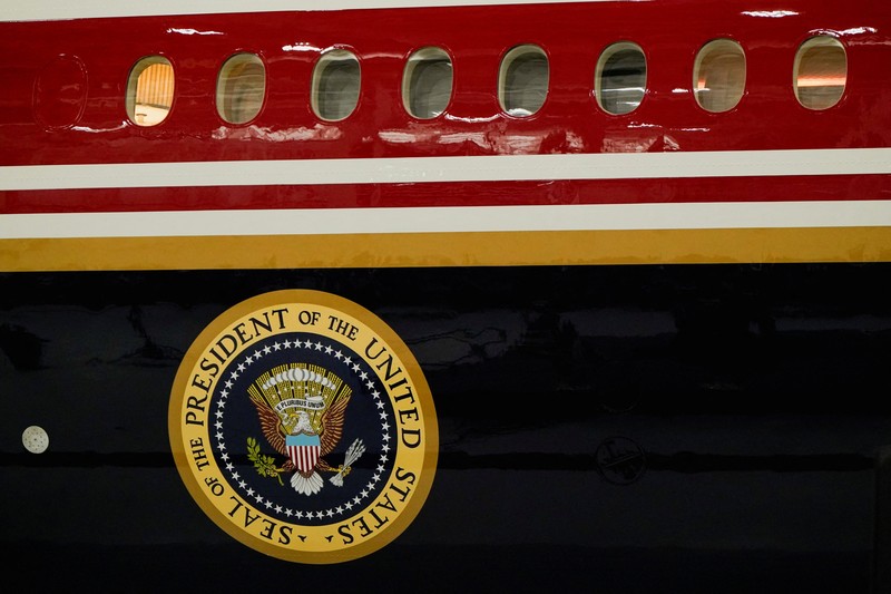 Presiden Amerika Serikat (AS) Donald Trump memamerkan pesawat kepresidenan Air Force One terbarunya. Jet jumbo yang dulunya milik pemerintah Qatar ini telah dikonversi menjadi pesawat resmi kepresidenan AS, Jumat (19/6/2026). (REUTERS/Elizabeth Frantz)