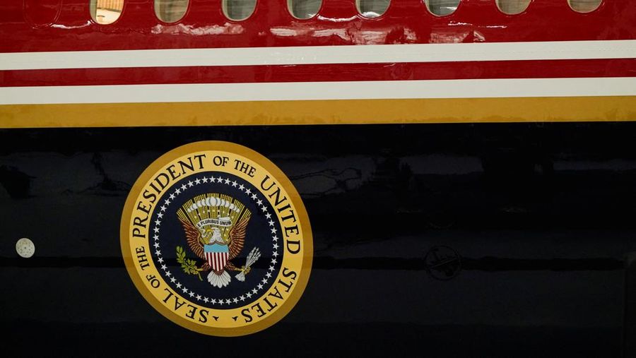 Presiden Amerika Serikat (AS) Donald Trump memamerkan pesawat kepresidenan Air Force One terbarunya. Jet jumbo yang dulunya milik pemerintah Qatar ini telah dikonversi menjadi pesawat resmi kepresidenan AS, Jumat (19/6/2026). (REUTERS/Elizabeth Frant
