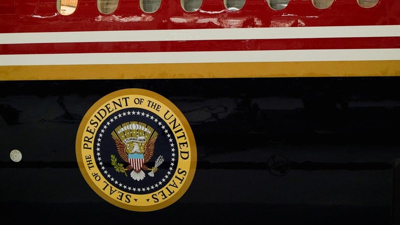 Presiden Amerika Serikat (AS) Donald Trump memamerkan pesawat kepresidenan Air Force One terbarunya. Jet jumbo yang dulunya milik pemerintah Qatar ini telah dikonversi menjadi pesawat resmi kepresidenan AS, Jumat (19/6/2026). (REUTERS/Elizabeth Frant