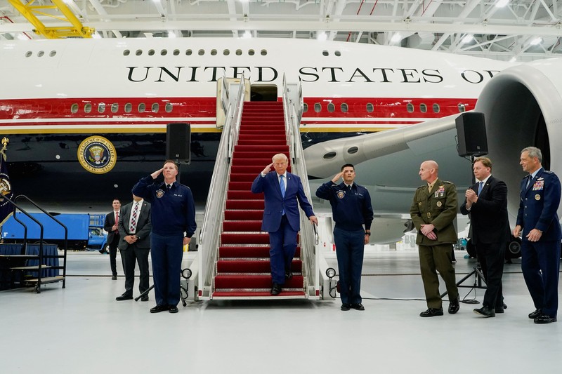 Presiden Amerika Serikat (AS) Donald Trump memamerkan pesawat kepresidenan Air Force One terbarunya. Jet jumbo yang dulunya milik pemerintah Qatar ini telah dikonversi menjadi pesawat resmi kepresidenan AS, Jumat (19/6/2026). (REUTERS/Elizabeth Frantz)