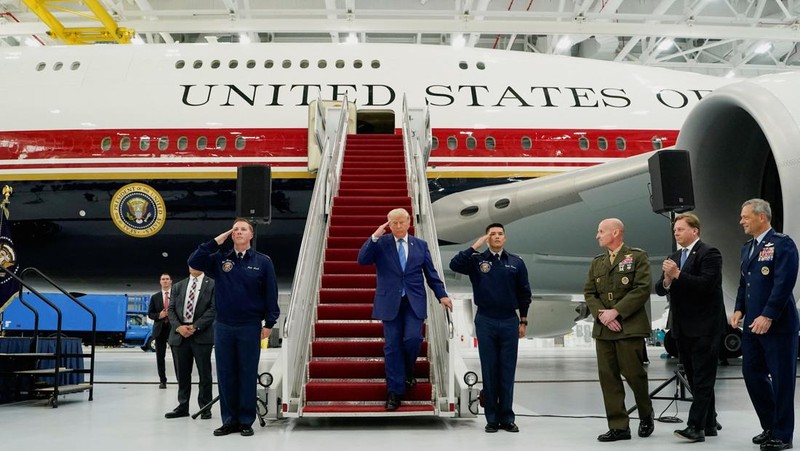 Presiden Amerika Serikat (AS) Donald Trump memamerkan pesawat kepresidenan Air Force One terbarunya. Jet jumbo yang dulunya milik pemerintah Qatar ini telah dikonversi menjadi pesawat resmi kepresidenan AS, Jumat (19/6/2026). (REUTERS/Elizabeth Frant
