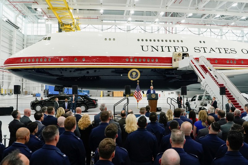 Presiden Amerika Serikat (AS) Donald Trump memamerkan pesawat kepresidenan Air Force One terbarunya. Jet jumbo yang dulunya milik pemerintah Qatar ini telah dikonversi menjadi pesawat resmi kepresidenan AS, Jumat (19/6/2026). (REUTERS/Elizabeth Frantz)