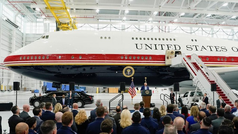 Presiden Amerika Serikat (AS) Donald Trump memamerkan pesawat kepresidenan Air Force One terbarunya. Jet jumbo yang dulunya milik pemerintah Qatar ini telah dikonversi menjadi pesawat resmi kepresidenan AS, Jumat (19/6/2026). (REUTERS/Elizabeth Frant