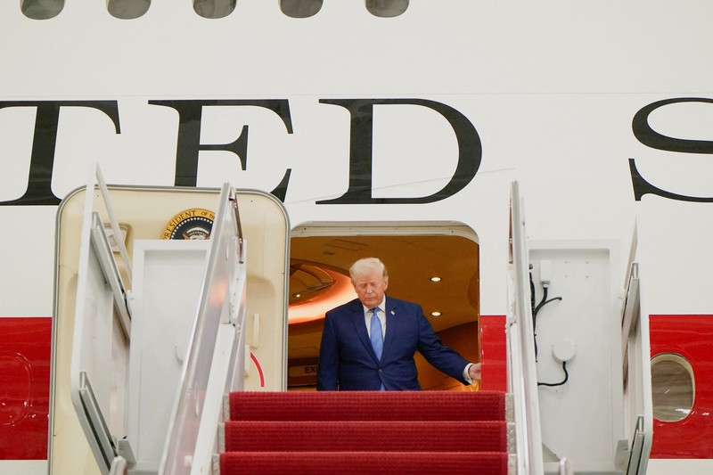 Presiden Amerika Serikat (AS) Donald Trump memamerkan pesawat kepresidenan Air Force One terbarunya. Jet jumbo yang dulunya milik pemerintah Qatar ini telah dikonversi menjadi pesawat resmi kepresidenan AS, Jumat (19/6/2026). (REUTERS/Elizabeth Frantz)