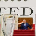 Presiden Amerika Serikat (AS) Donald Trump memamerkan pesawat kepresidenan Air Force One terbarunya. Jet jumbo yang dulunya milik pemerintah Qatar ini telah dikonversi menjadi pesawat resmi kepresidenan AS, Jumat (19/6/2026). (REUTERS/Elizabeth Frant