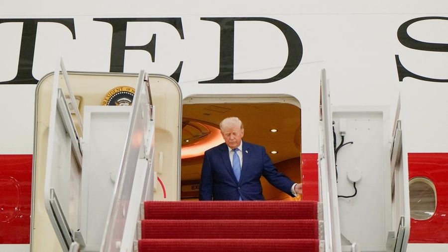 Presiden Amerika Serikat (AS) Donald Trump memamerkan pesawat kepresidenan Air Force One terbarunya. Jet jumbo yang dulunya milik pemerintah Qatar ini telah dikonversi menjadi pesawat resmi kepresidenan AS, Jumat (19/6/2026). (REUTERS/Elizabeth Frant