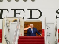 Presiden Amerika Serikat (AS) Donald Trump memamerkan pesawat kepresidenan Air Force One terbarunya. Jet jumbo yang dulunya milik pemerintah Qatar ini telah dikonversi menjadi pesawat resmi kepresidenan AS, Jumat (19/6/2026). (REUTERS/Elizabeth Frant