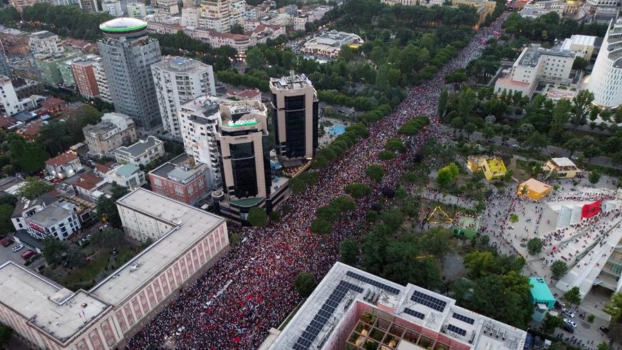 Warga di Albania melakukan demonstrasi menolak pembangunan resor terkait dengan keluarga Presiden Amerika Serikat (AS) Donald Trump, Minggu (21/6/2026). Demonstrasi yang dimulai hampir tiga minggu lalu itu semakin membesar. (REUTERS/Valdrin Xhemaj)