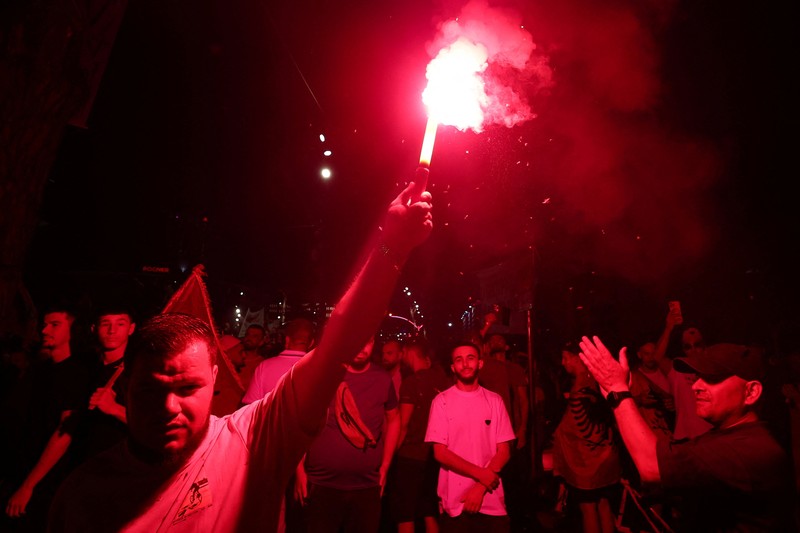 Warga di Albania melakukan demonstrasi menolak pembangunan resor terkait dengan keluarga Presiden Amerika Serikat (AS) Donald Trump, Minggu (21/6/2026). Demonstrasi yang dimulai hampir tiga minggu lalu itu semakin membesar. (REUTERS/Valdrin Xhemaj)