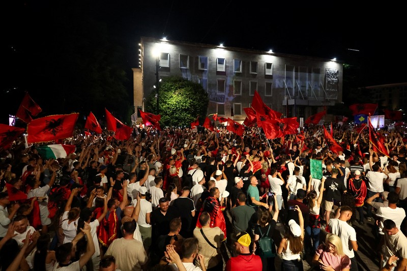 Warga di Albania melakukan demonstrasi menolak pembangunan resor terkait dengan keluarga Presiden Amerika Serikat (AS) Donald Trump, Minggu (21/6/2026). Demonstrasi yang dimulai hampir tiga minggu lalu itu semakin membesar. (REUTERS/Valdrin Xhemaj)