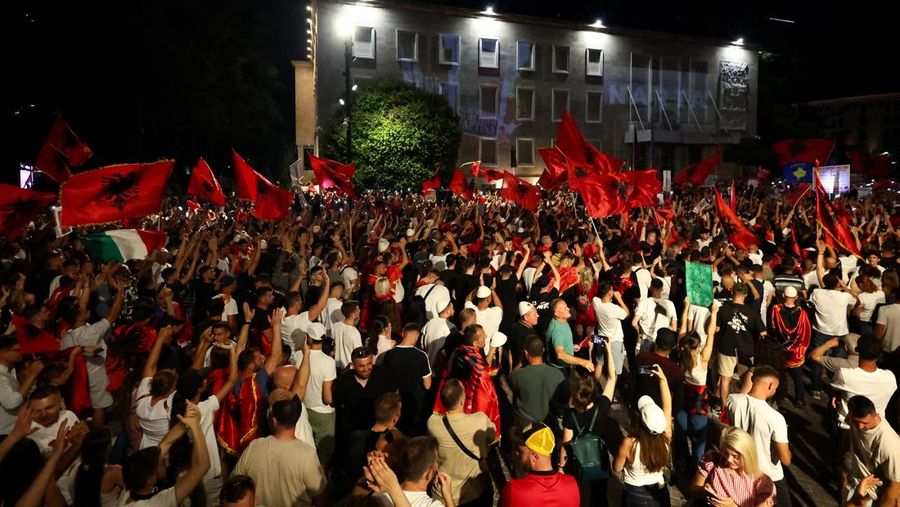 Warga di Albania melakukan demonstrasi menolak pembangunan resor terkait dengan keluarga Presiden Amerika Serikat (AS) Donald Trump, Minggu (21/6/2026). Demonstrasi yang dimulai hampir tiga minggu lalu itu semakin membesar. (REUTERS/Florion Goga)