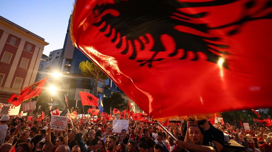 Warga di Albania melakukan demonstrasi menolak pembangunan resor terkait dengan keluarga Presiden Amerika Serikat (AS) Donald Trump, Minggu (21/6/2026). Demonstrasi yang dimulai hampir tiga minggu lalu itu semakin membesar. (REUTERS/Florion Goga)