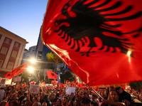 Warga di Albania melakukan demonstrasi menolak pembangunan resor terkait dengan keluarga Presiden Amerika Serikat (AS) Donald Trump, Minggu (21/6/2026). Demonstrasi yang dimulai hampir tiga minggu lalu itu semakin membesar. (REUTERS/Florion Goga)