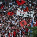 Warga di Albania melakukan demonstrasi menolak pembangunan resor terkait dengan keluarga Presiden Amerika Serikat (AS) Donald Trump, Minggu (21/6/2026). Demonstrasi yang dimulai hampir tiga minggu lalu itu semakin membesar. (REUTERS/Florion Goga)