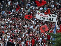Warga di Albania melakukan demonstrasi menolak pembangunan resor terkait dengan keluarga Presiden Amerika Serikat (AS) Donald Trump, Minggu (21/6/2026). Demonstrasi yang dimulai hampir tiga minggu lalu itu semakin membesar. (REUTERS/Florion Goga)