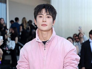 Bukan Pacar, Jaehyun NCT Klarifikasi Foto Berenang di Lake Como Bareng Sepupu