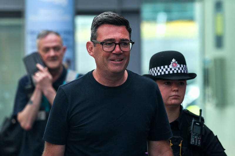Anggota parlemen Makerfield yang baru terpilih dan mantan Walikota Greater Manchester, Andy Burnham, berjalan di stasiun Manchester Piccadilly saat ia berangkat ke London, di Manchester, Inggris, 22 Juni 2026. (REUTERS/Temilade Adelaja)
