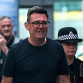Anggota parlemen Makerfield yang baru terpilih dan mantan Walikota Greater Manchester, Andy Burnham, berjalan di stasiun Manchester Piccadilly saat ia berangkat ke London, di Manchester, Inggris, 22 Juni 2026. (REUTERS/Temilade Adelaja)
