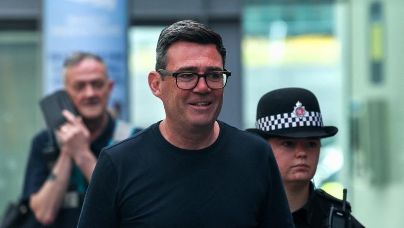 Anggota parlemen Makerfield yang baru terpilih dan mantan Walikota Greater Manchester, Andy Burnham, berjalan di stasiun Manchester Piccadilly saat ia berangkat ke London, di Manchester, Inggris, 22 Juni 2026.