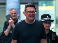 Anggota parlemen Makerfield yang baru terpilih dan mantan Walikota Greater Manchester, Andy Burnham, berjalan di stasiun Manchester Piccadilly saat ia berangkat ke London, di Manchester, Inggris, 22 Juni 2026. (REUTERS/Temilade Adelaja)