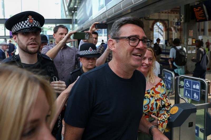 Anggota parlemen Makerfield yang baru terpilih dan mantan Walikota Greater Manchester, Andy Burnham, berjalan di stasiun Manchester Piccadilly saat ia berangkat ke London, di Manchester, Inggris, 22 Juni 2026. (REUTERS/Temilade Adelaja)