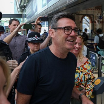 Anggota parlemen Makerfield yang baru terpilih dan mantan Walikota Greater Manchester, Andy Burnham, berjalan di stasiun Manchester Piccadilly saat ia berangkat ke London, di Manchester, Inggris, 22 Juni 2026. (REUTERS/Temilade Adelaja)