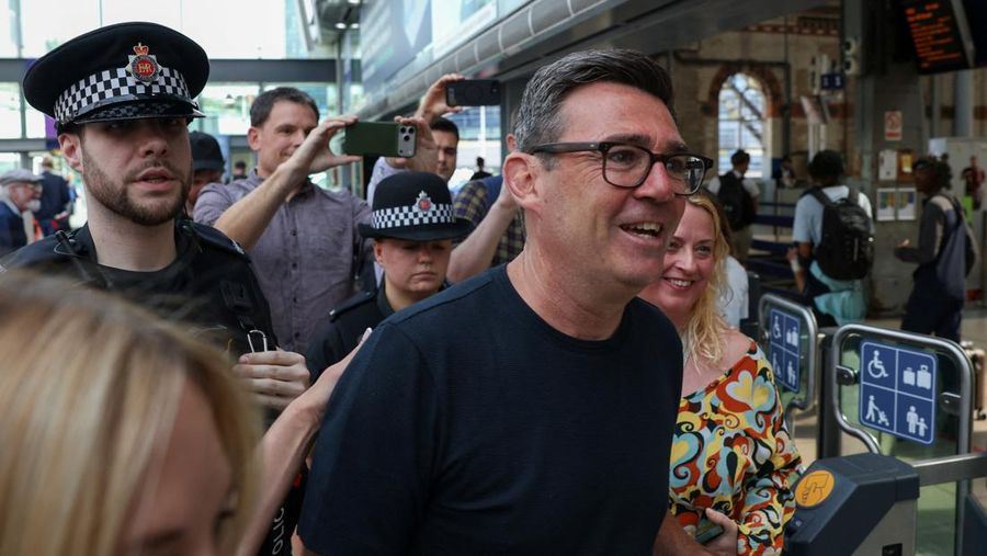 Anggota parlemen Makerfield yang baru terpilih dan mantan Walikota Greater Manchester, Andy Burnham, berjalan di stasiun Manchester Piccadilly saat ia berangkat ke London, di Manchester, Inggris, 22 Juni 2026. (REUTERS/Temilade Adelaja)