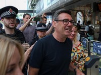 Anggota parlemen Makerfield yang baru terpilih dan mantan Walikota Greater Manchester, Andy Burnham, berjalan di stasiun Manchester Piccadilly saat ia berangkat ke London, di Manchester, Inggris, 22 Juni 2026. (REUTERS/Temilade Adelaja)