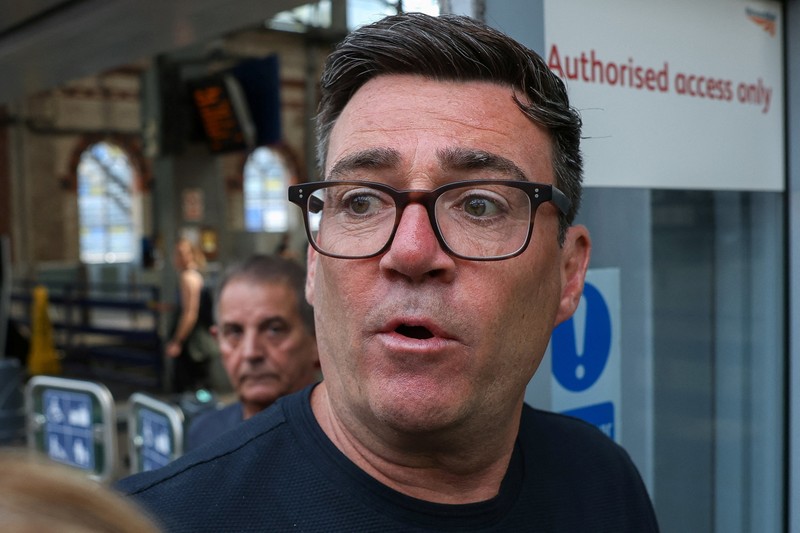 Anggota parlemen Makerfield yang baru terpilih dan mantan Walikota Greater Manchester, Andy Burnham, berjalan di stasiun Manchester Piccadilly saat ia berangkat ke London, di Manchester, Inggris, 22 Juni 2026. (REUTERS/Temilade Adelaja)