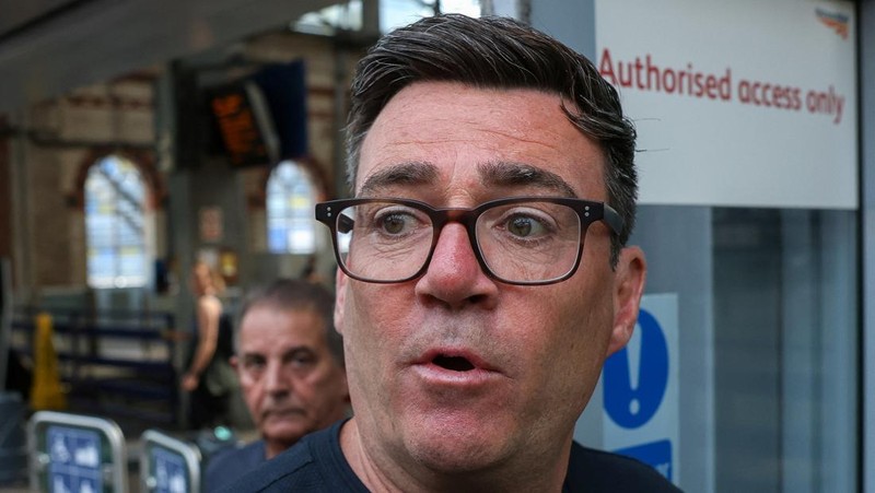 Anggota parlemen Makerfield yang baru terpilih dan mantan Walikota Greater Manchester, Andy Burnham, berjalan di stasiun Manchester Piccadilly saat ia berangkat ke London, di Manchester, Inggris, 22 Juni 2026.