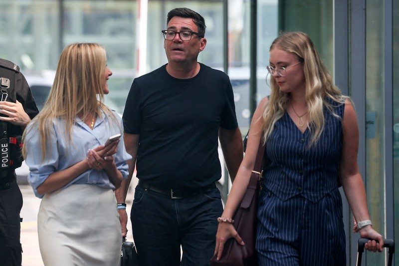 Anggota parlemen Makerfield yang baru terpilih dan mantan Walikota Greater Manchester, Andy Burnham, berjalan di stasiun Manchester Piccadilly saat ia berangkat ke London, di Manchester, Inggris, 22 Juni 2026. (REUTERS/Temilade Adelaja)