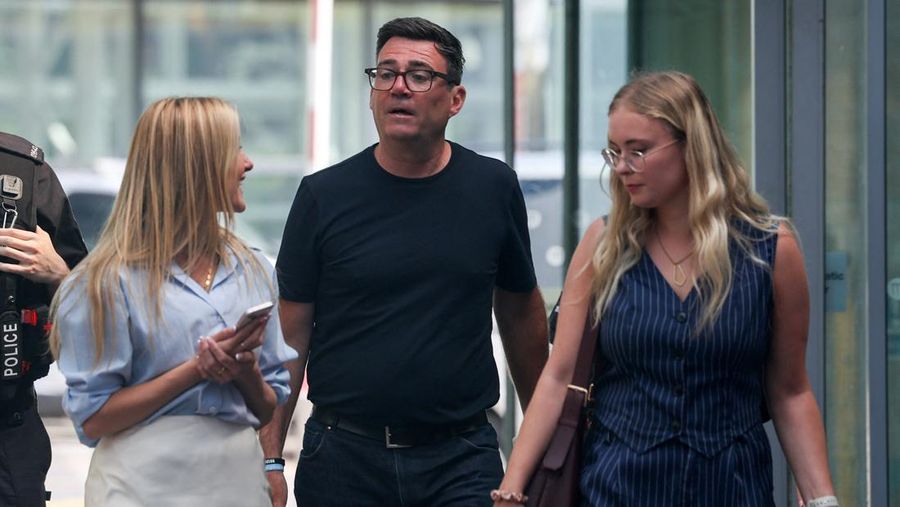Anggota parlemen Makerfield yang baru terpilih dan mantan Walikota Greater Manchester, Andy Burnham, berjalan di stasiun Manchester Piccadilly saat ia berangkat ke London, di Manchester, Inggris, 22 Juni 2026.
