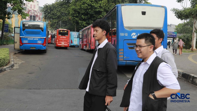 Calon penumpang saat menaiki ke menaiki kereta MRT (Moda Raya Terpadu) di Stasiun MRT Blok M Jakarta, Senin (22/6/2026). (CNBC Indonesia/Muhammad Sabki)