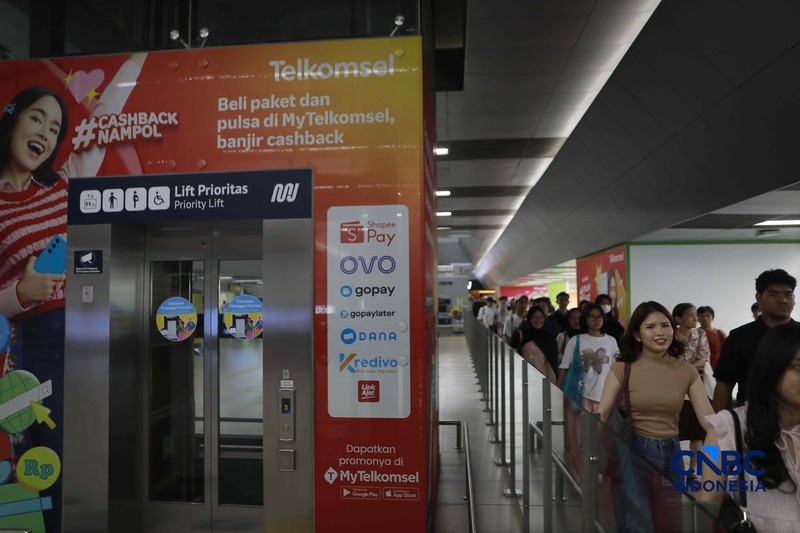 Calon penumpang saat menaiki ke menaiki kereta MRT (Moda Raya Terpadu) di Stasiun MRT Blok M Jakarta, Senin (22/6/2026). (CNBC Indonesia/Muhammad Sabki)